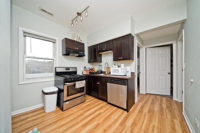 Building Photo - 3 bedroom in Chicago IL 60607 Unit 2R Rental