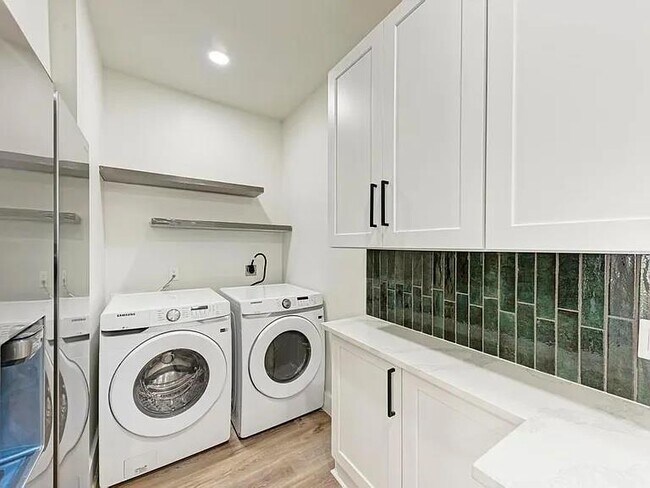 Photo - 201 Mockingbird Ln W