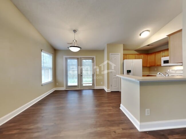 Photo - 105 Peterborough Dr