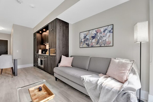 Building Photo - 438 Wellington St W Unit ID1050761P