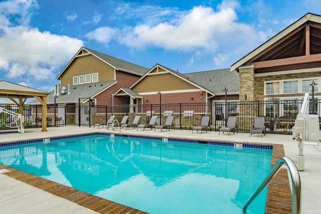 Piscina al aire libre abierta las 24 horas del día, los 7 días de la semana - Edgewood Heights