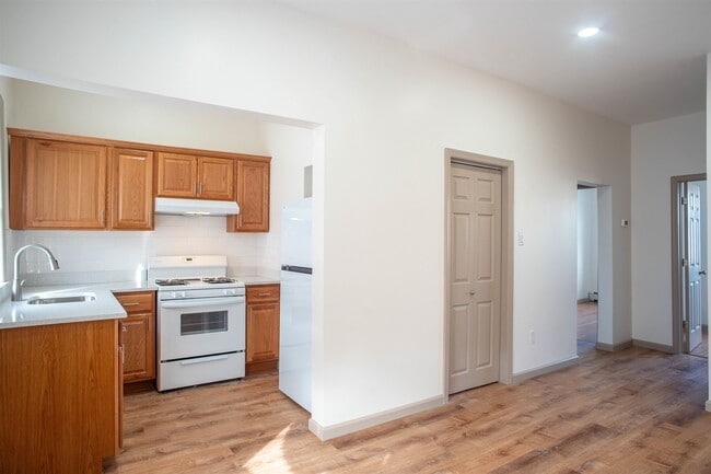 Building Photo - 428 69th St