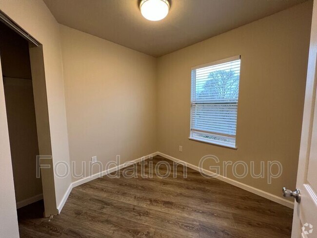 Building Photo - 842 Davis Pl S Rental