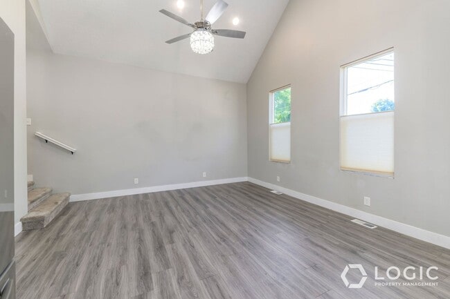 Photo - 935 W 200 N