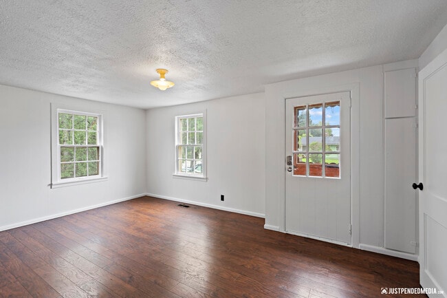 Photo - 1417 Karluk St