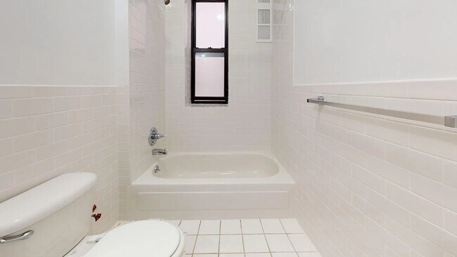 Photo - 656 W 204th St Unidad 34