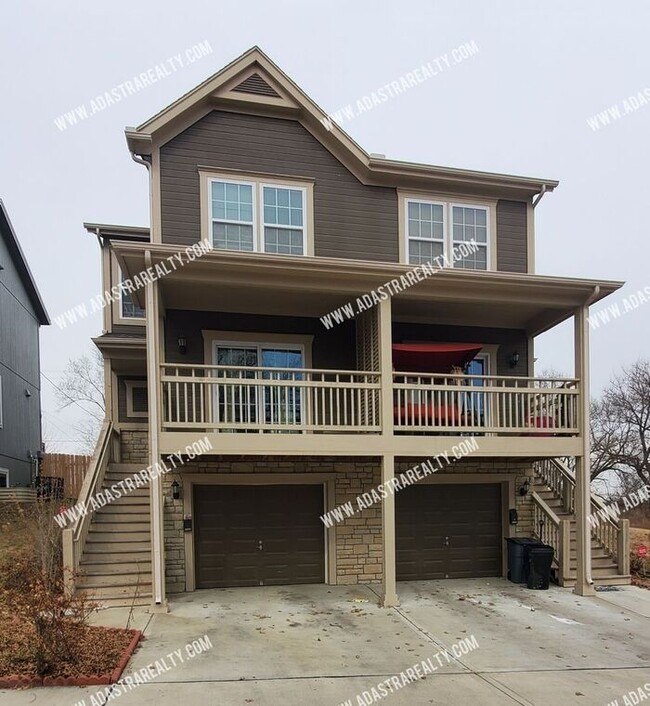 Building Photo - Beautiful Updated Townhome in Downtown KCK-Coming SOON!!