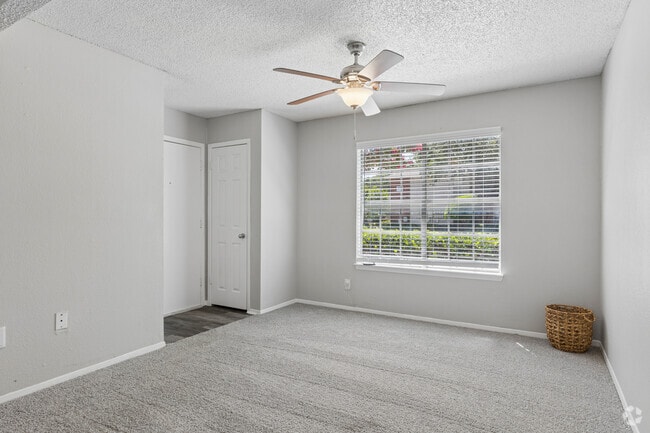 A1 1BR, 1BA - 525SF - Living Room