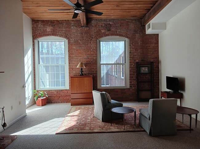 Building Photo - 124 College St Unit 21