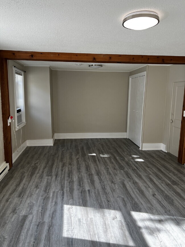 Building Photo - Charming Riverfront Rental in the Heart of... Unit 1