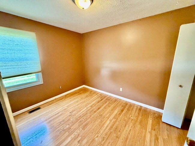Photo - Spacious 3 Bedroom 2 Bathroom Home - Large Backyard!
