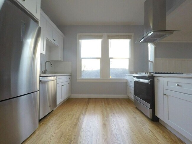 Remodeled 4BR/2BA w/ In-Unit Laundry & Mod... - Remodeled 4BR/2BA w/ In- Apartment Unit Laundry & Mod...