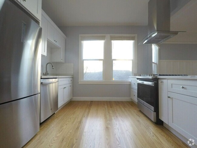 Building Photo - Remodeled 4BR/2BA w/ In-Unit Laundry & Mod... Rental