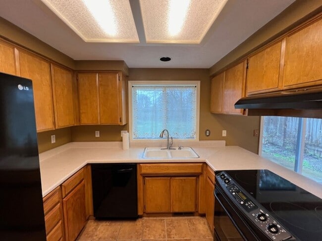 Photo - NEW TO MARKET, CLOSE TO SOUTH MEDFORD HIGH...