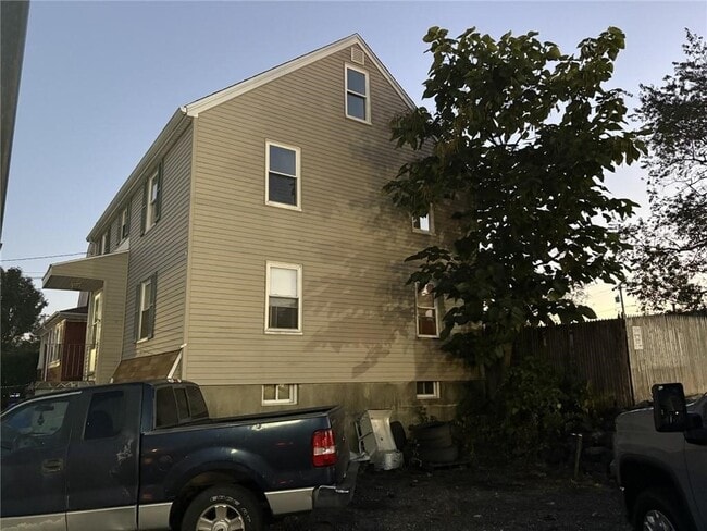 Photo - 610 Killingly St Unidad 2