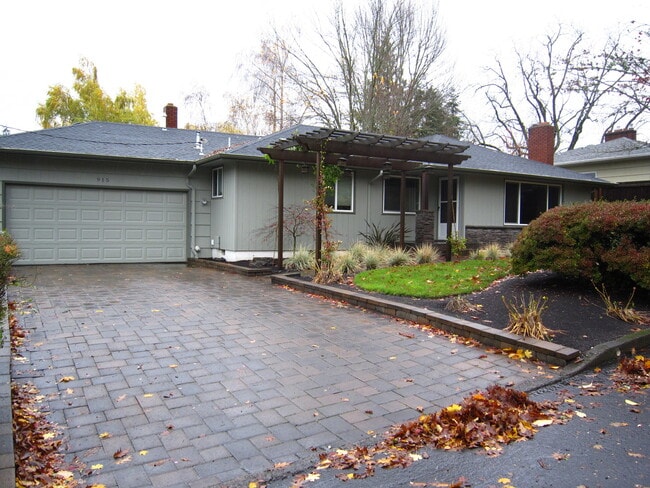 Building Photo - 915 Kumler St SE