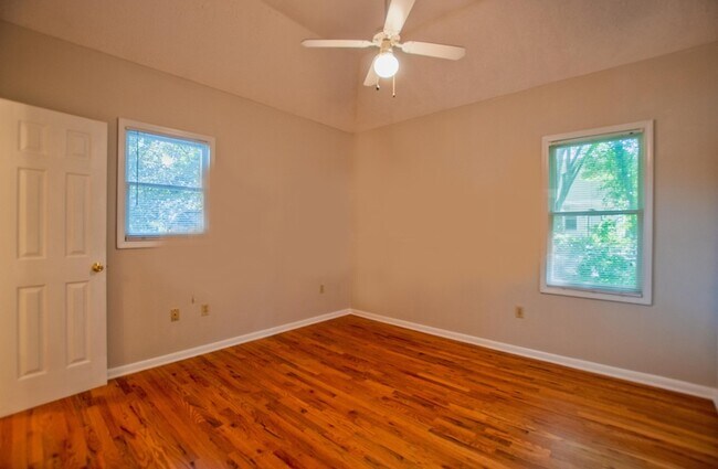 Photo - 925 Greenwood Ave NE