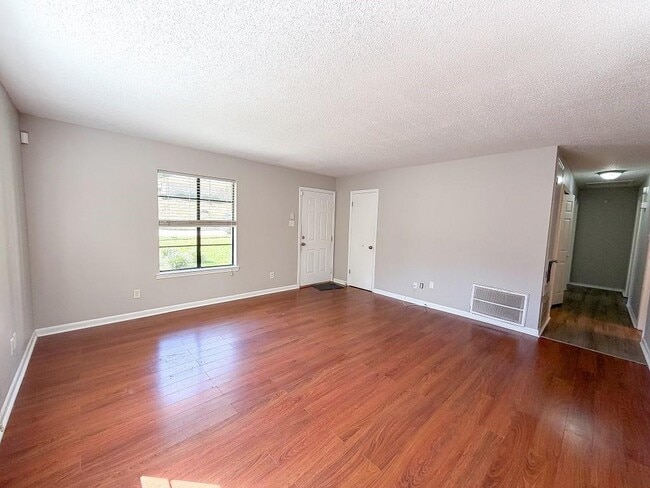 Photo - 817 Timbers Dr