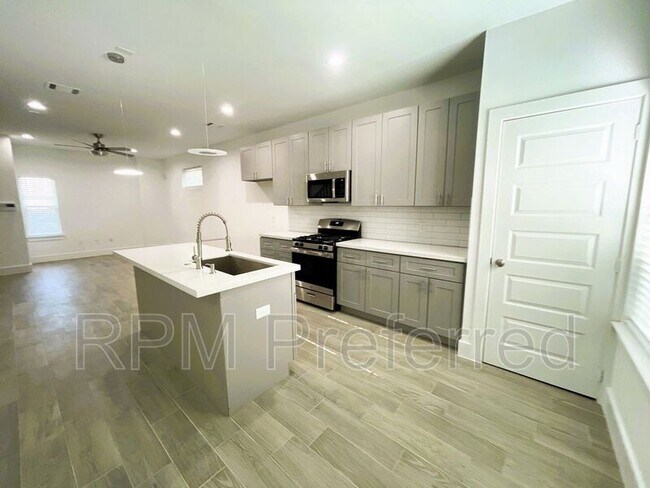 Photo - 999 Marjorie St