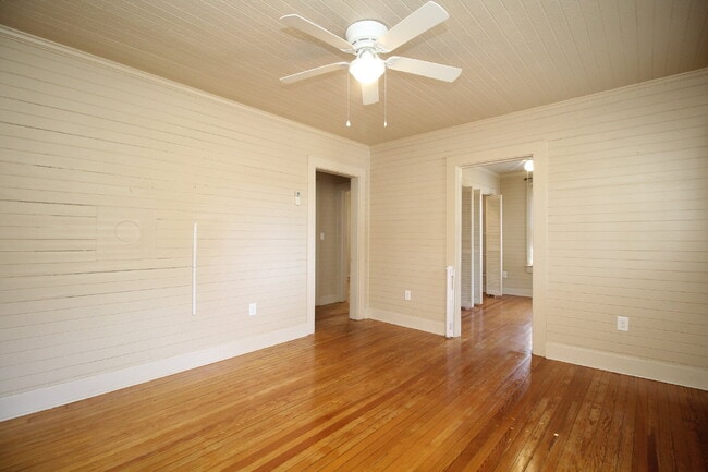 East Pensacola Heights 2BR Cottage Near Downtown with Heart-Pine Floors, Updated Kitchen & Rear A...