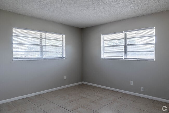 CORNER 2 BR, 1 BA - 775 SF - Palm Court Apartments