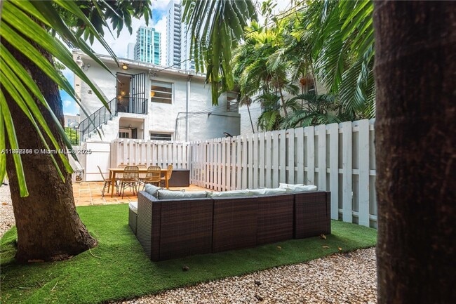 Building Photo - 426 NE 26th St Unit 2