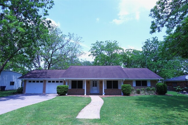 Building Photo - 115 Irwin Rd