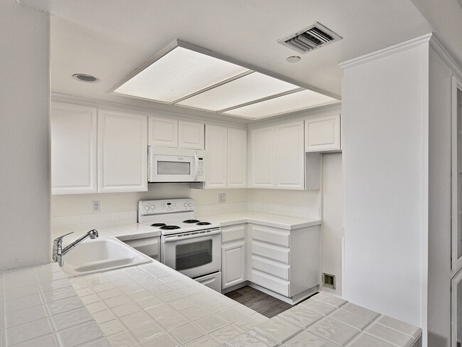 Amplia cocina con amplio espacio de almacenamiento.