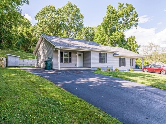 Building Photo - Eastern Eight- Bristol, VA- SFH Unit 147 Leonard St