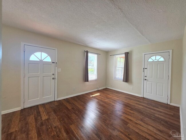 Photo - 203 SE Syrcle Dr