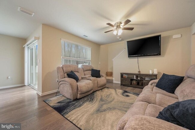 Photo - 504 Currant Cir