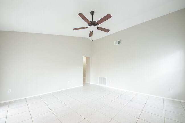 Photo - 1000 Dinero Dr
