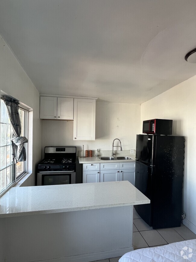 Building Photo - 1243 E 2nd St Rental