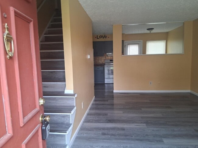 Photo - 1752 Pine Tree St S Unidad H