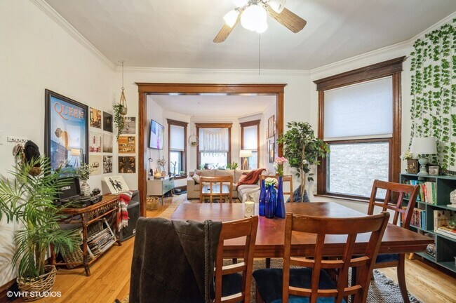 Comedor con aspecto de sala - 1233 W Newport Ave Unidad #2