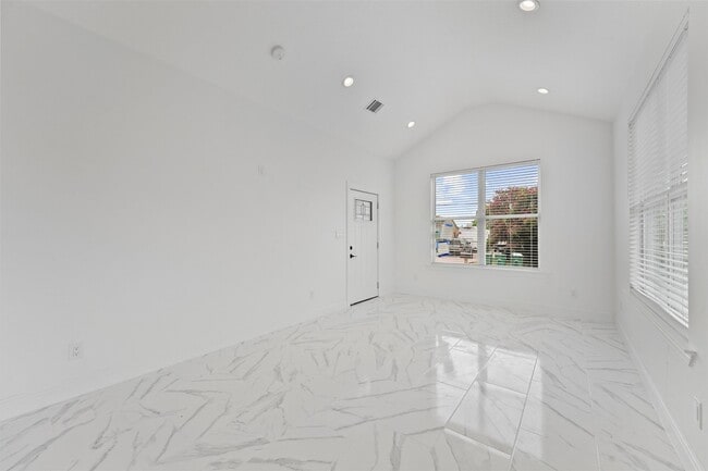 Photo - 225 Royder St