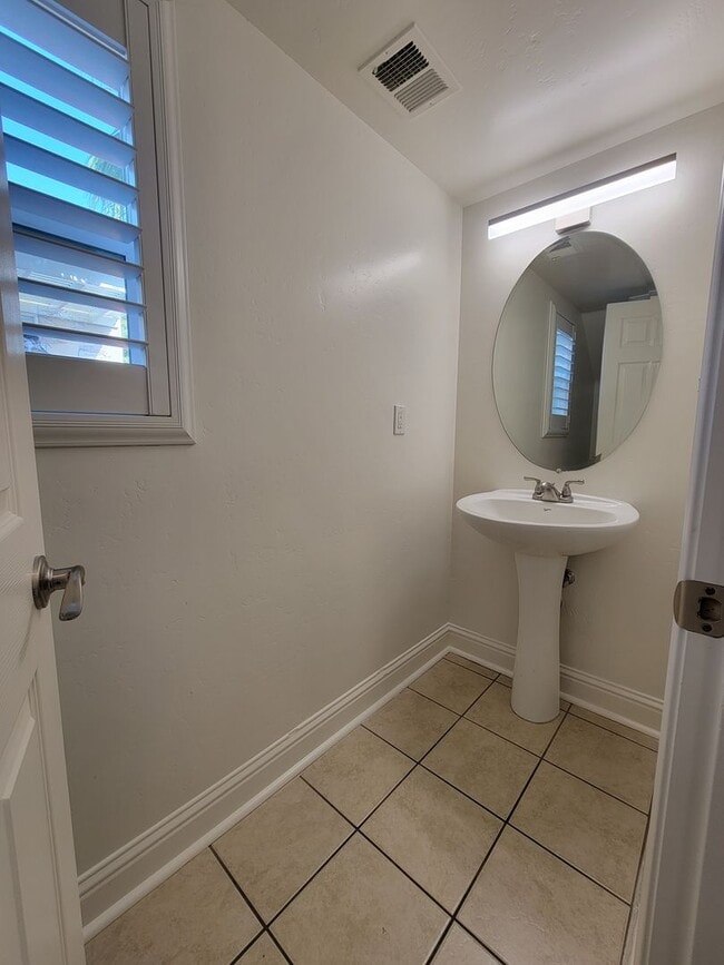 Photo - 3 bedroom 2.5 bathroom in desirable NW Visalia Bella Sera gated community!