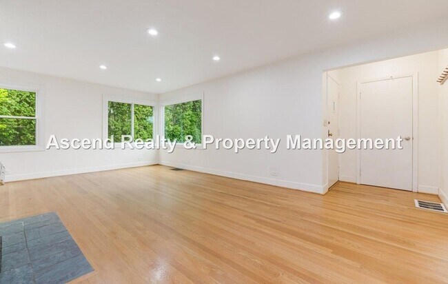 Photo - Available NOW! 3 Level 4bed/3bath Convenie...