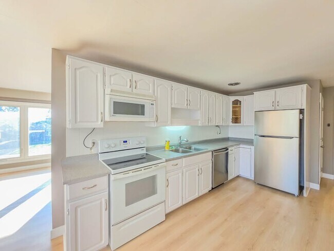 Photo - Bright & Spacious Upper Level (3 Bed, 1 Bath) Unit UPPER