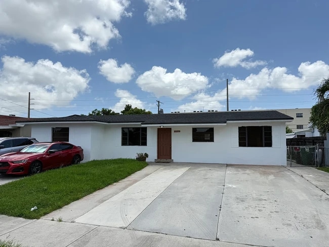 Building Photo - 1310 W 30th St Rental
