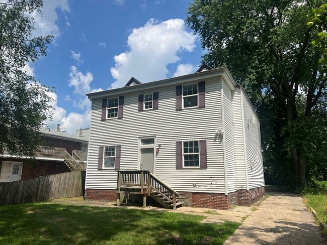 Newly renovated units and common areas! - Newly renovated units and common areas! Apartment Unit -04