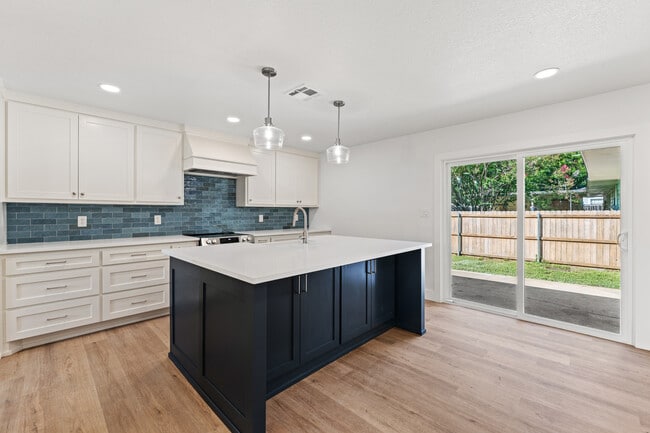 Photo - 2701 MacArthur Dr
