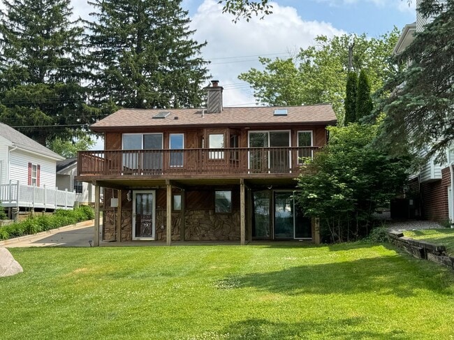 Building Photo - 1508 Lakeview Dr