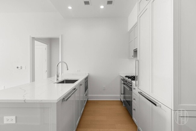 Photo - 100 Claremont Ave Unidad 23C