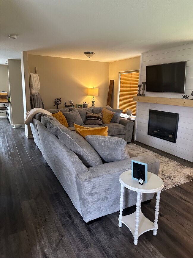 Photo - 206 E Illinois St