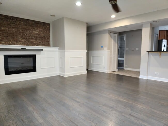Building Photo - 1429 W Jarvis Ave Rental