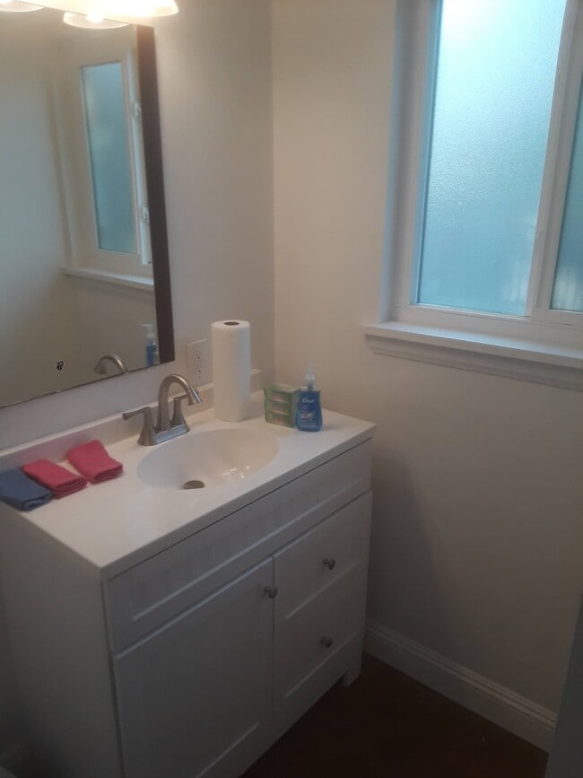 lavabo del baño - 1503 E Avenue Q6 Unidad 2