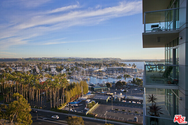 Building Photo - 13700 Marina Pointe Dr Unit 1232 Rental