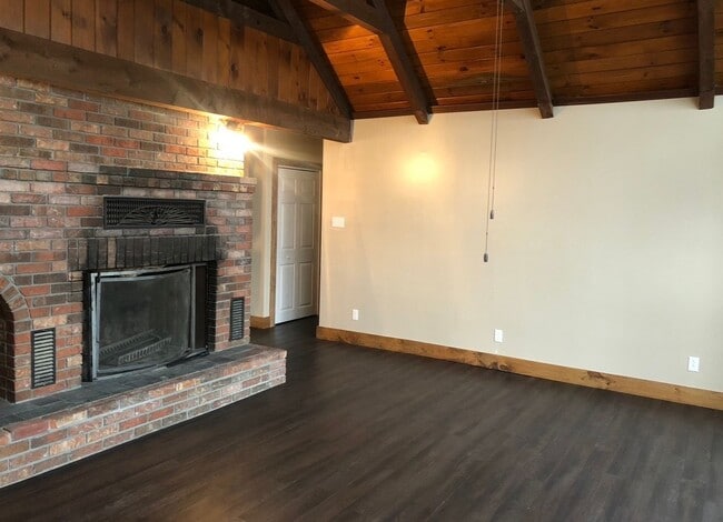 Building Photo - 350 US-7 Unit 102