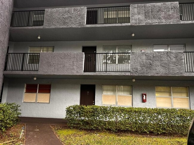 Building Photo - 8450 Lagos De Campo Blvd Unit 105